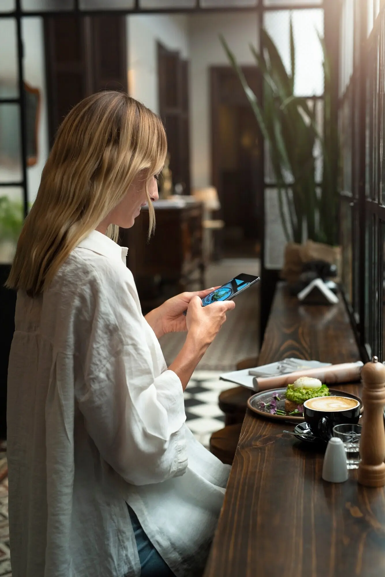 Frau beim Fotografieren von Essen, mittlere Einstellung