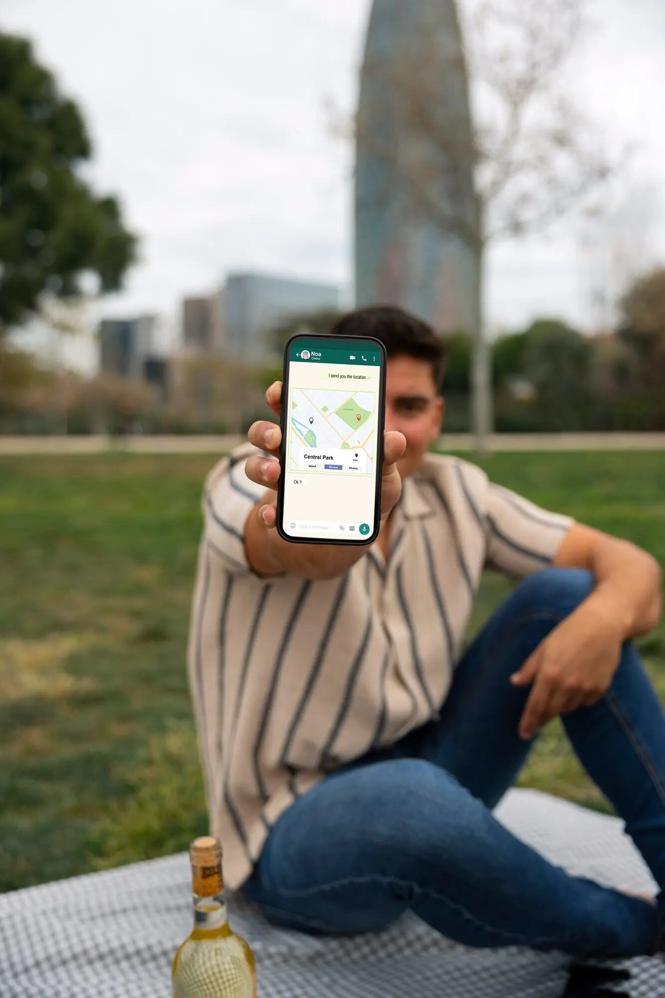 Eine Person liest Nachrichten auf dem Handy.